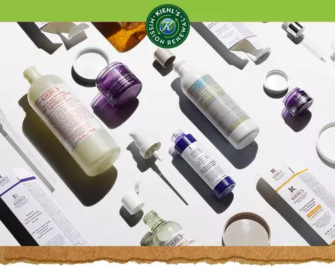 Productos de Kiehl's como botellas y tarros, esparcidos sobre un fondo blanco. Logotipo 'Mission Renew